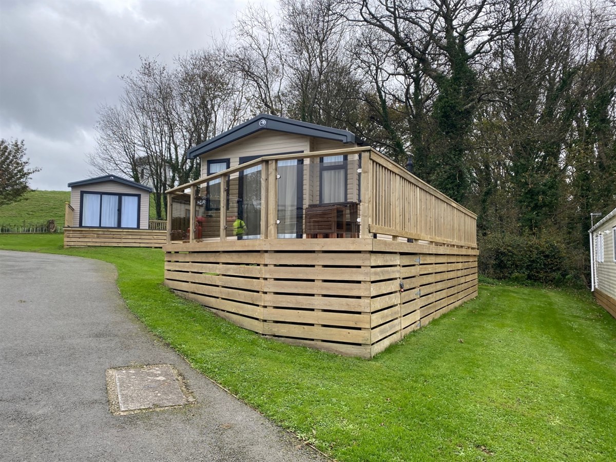 CH Swift Burgundy 43 - exterior