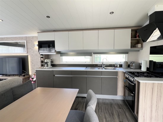 SD Swift Antibes 36 shoreline - kitchen