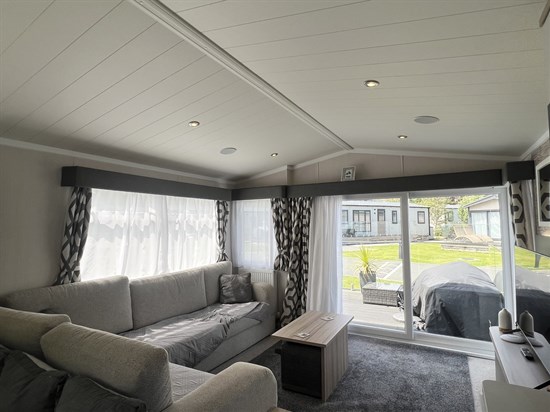 SD Swift Antibes 36 shoreline - lounge