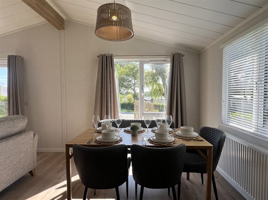 BH Aspire Menai 58 - dining