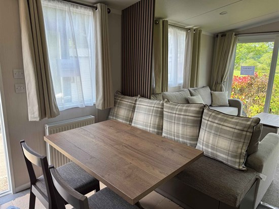 BH Swift Morlaix 33a - dining