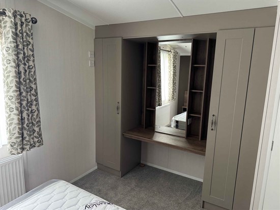 BH Swift Morlaix 33a - bedroom storage