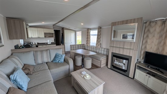 CH Swift Burgundy 139 - living area