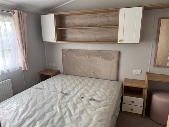 BH Willerby Sierra 10 - master bedroom