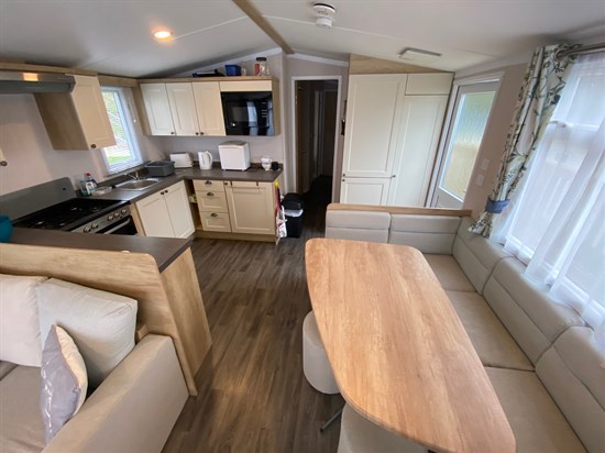 CH Swift Burgundy 43 - living area