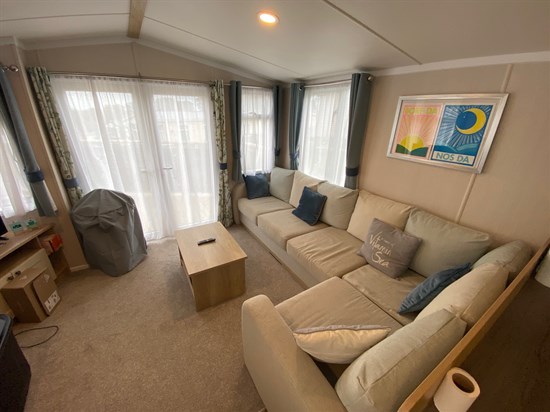 CH Swift Burgundy 43 - lounge