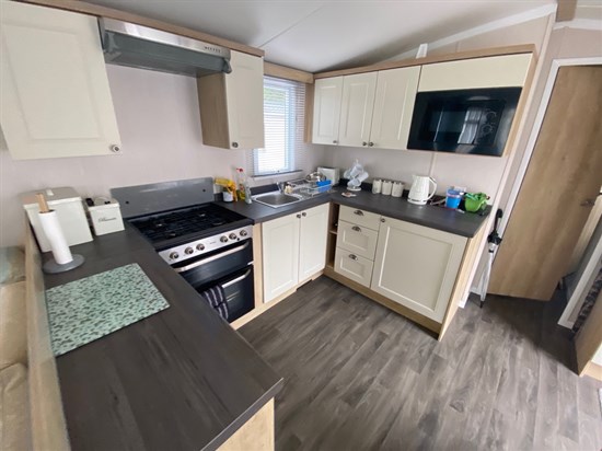 SD Swift Burgundy 221 - kitchen