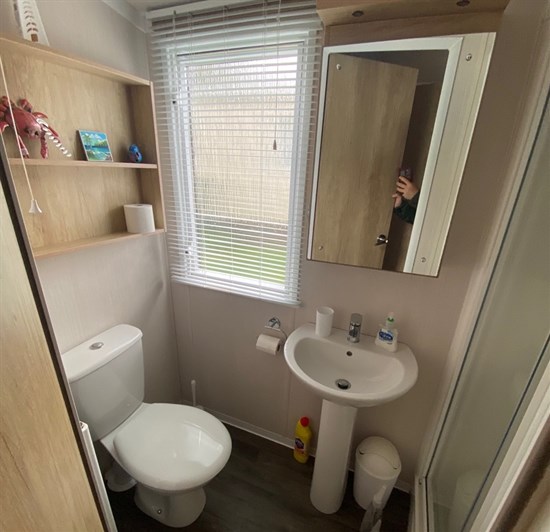 SD Swift Burgundy 221 - bathroom