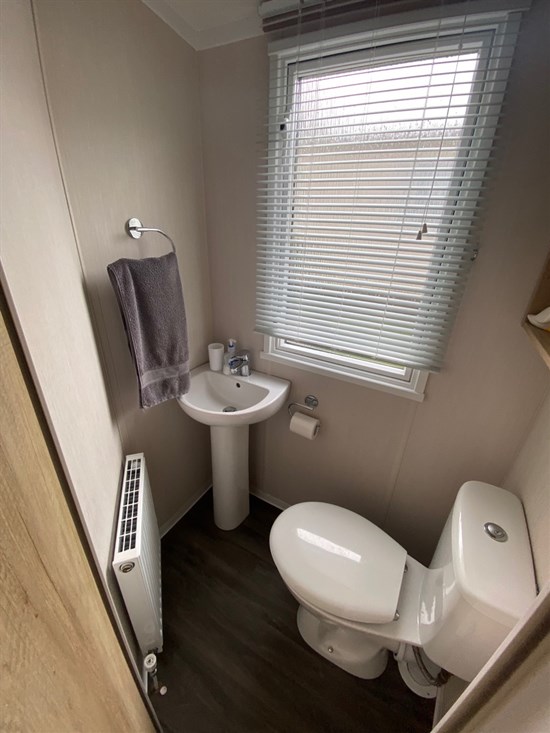 SD Swift Burgundy 221 - toilet