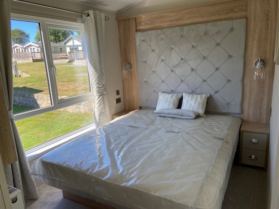 Willerby Vogue Classique master bedroom