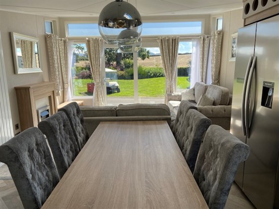 Willerby Vogue Classique dining table